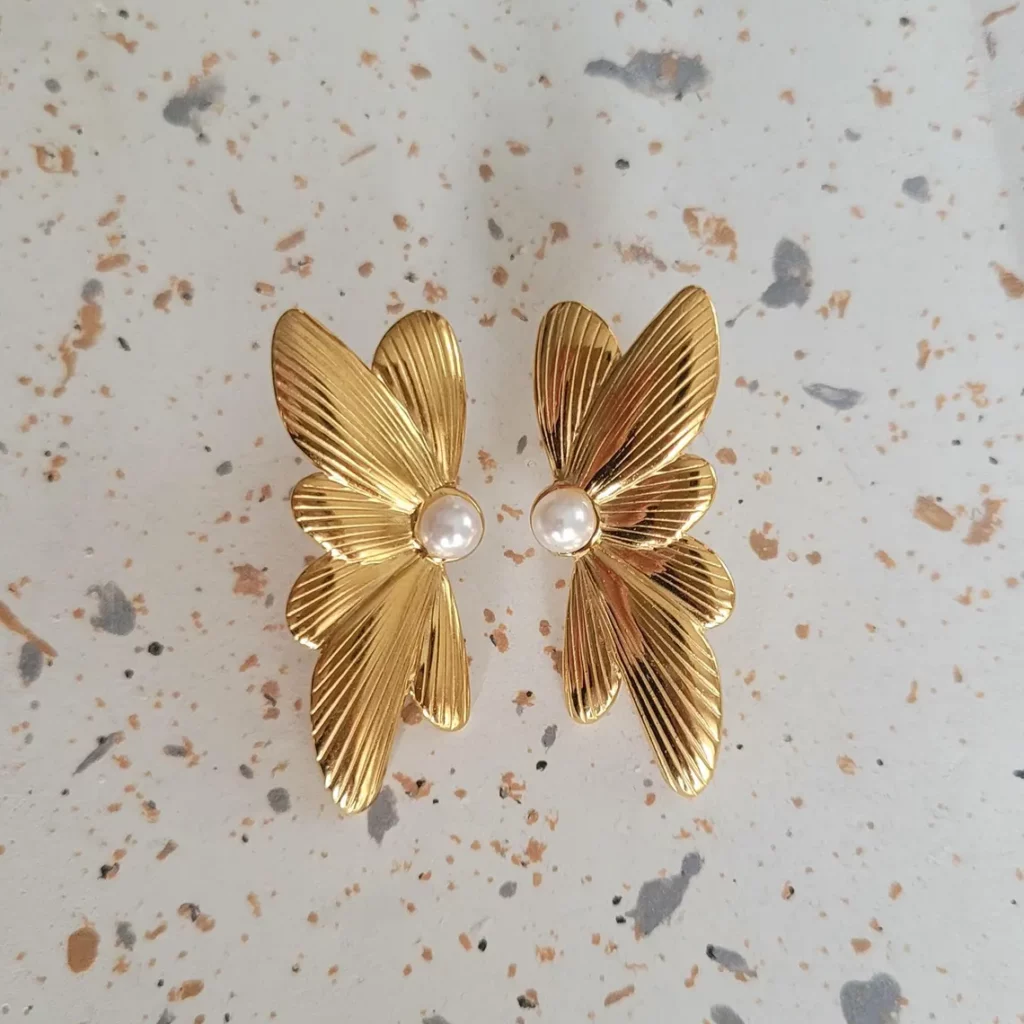 Boucle oreille dorées fleurs perle nacre acier inoxydable