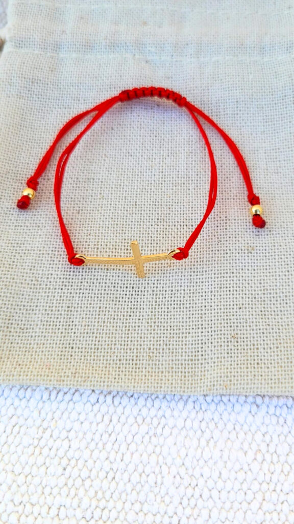bracelet-minimaliste-cordon-rouge-croix-doree-perles-plaque-or